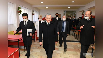 'Шавкат Мирзиёев Мирзо Улуғбек туманидаги меҳнат таълимига ихтисослаштирилган давлат умумтаълим мактабида бўлди'ning rasmi