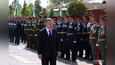 'Шавкат Мирзиёев: Қаҳрамон ота-боболаримиз жасорати олдида таъзим қиламиз'ning rasmi