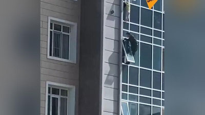 'Эркак 8-қаватда осилиб қолган 3 яшар қизалоқни қутқариб қолди'ning rasmi