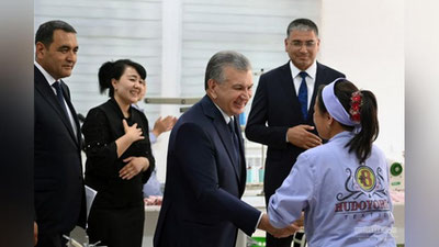 'Шавкат Мирзиёев Учкўприк туманида бунёд этилаётган Енгил саноат ва логистика марказига борди'ning rasmi