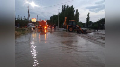 'Юқоричирчиқда сув тошқинлари 25 та хонадонга кириб борди'ning rasmi