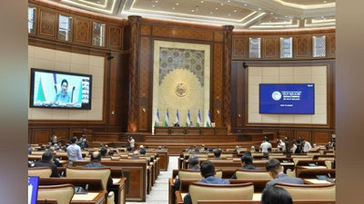 'Сенатнинг йигирма олтинчи ялпи мажлиси ўз ишини бошлади. Мажлис онлайн узатилмоқда'ning rasmi