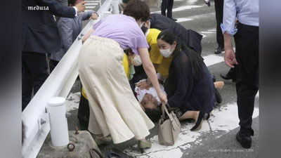 'Япония собиқ бош вазири сайлов кампаниясида нутқ сўзлаётган пайтида отиб кетилди (видео)'ning rasmi