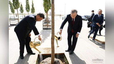 'Shavkat Mirziyoev va Si Szinpin sermahsul muzokaralardan so`ng Samarqanddagi «Buyuk ipak yo`li» xalqaro turizm markazi bog`ida birgalikda daraxt ekdi (foto)'ning rasmi