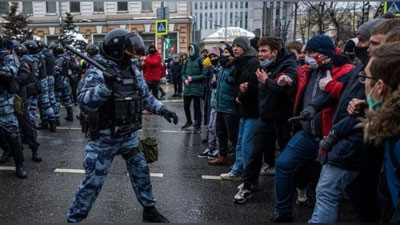 '"Qisman" safarbarlik e`lon qilinganidan keyin 260 mingdan ortiq erkak Rossiyadan qochib ketgani aytilmoqda'ning rasmi