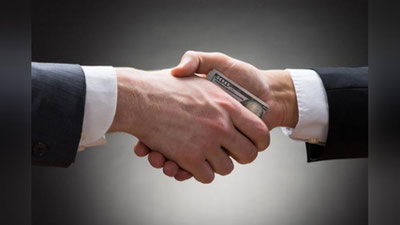 'Samarqandda eski binoni ijaraga olib berish evaziga tadbirkordan 8 ming dollardan ortiq pul undirgan shaxs ushlandi'ning rasmi