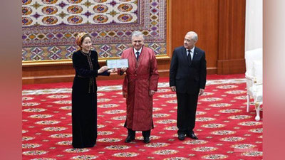 'Shavkat Mirziyoevga Maxtamquli nomidagi Turkmaniston davlat universitetining faxriy professori unvoni berildi (foto+video)'ning rasmi