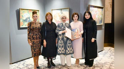 'Birinchi xonimlar Samarqandda “O`zbekiston bo`yoqlari” ko`rgazmasi bilan tanishdi (foto)'ning rasmi