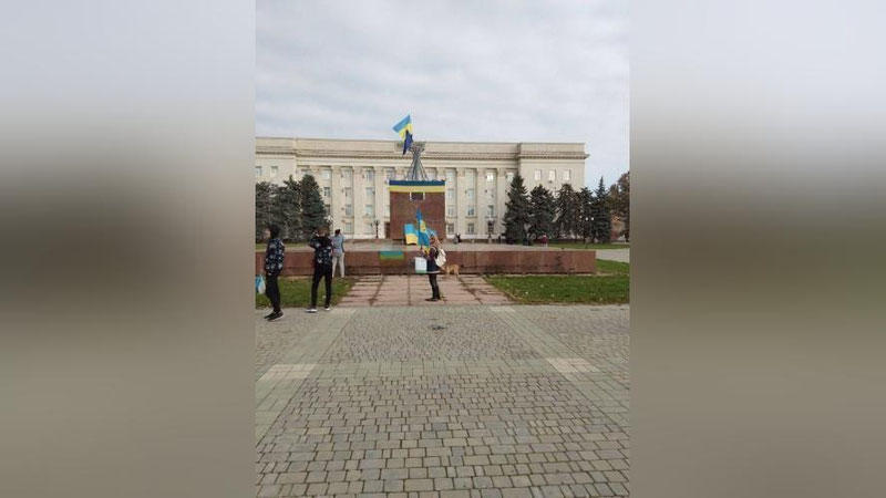 'Херсонга Украина қўшинлари кириб келди ва маъмурий биноларга давлат байроғи ўрнатилди (видео)'ning rasmi