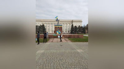 'Херсонга Украина қўшинлари кириб келди ва маъмурий биноларга давлат байроғи ўрнатилди (видео)'ning rasmi