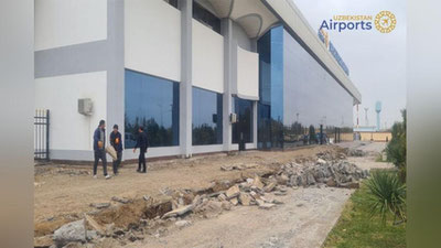 'Qarshi aeroportida yo`lovchilarning bagajlari nega aeroport ichki hududida tarqatilyapti?'ning rasmi