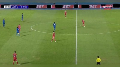 'O`zbekiston — Rossiya uchrashuvida stadion displeyida bukmekerlik kompaniyasi reklamasi namoyish etildi'ning rasmi