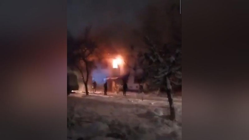 Изрображение 'В Янгихаётском районе горел деревянный дом, 2 человека погибли (видео)'