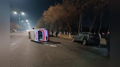 'Toshkentda tez yordam mashinasi YTHga uchradi'ning rasmi