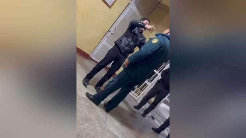 'Самарқандда ичиб олиб "томоша" кўрсатган блогерга жиноят иши очилди'ning rasmi