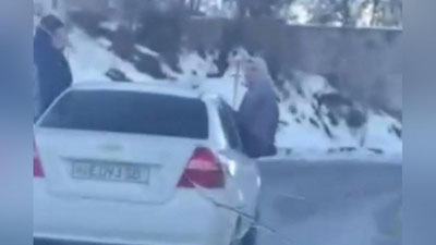 'Toshkent viloyatida ikki qiz mashinadan tanasini chiqarib "sayr" qildi (video)'ning rasmi