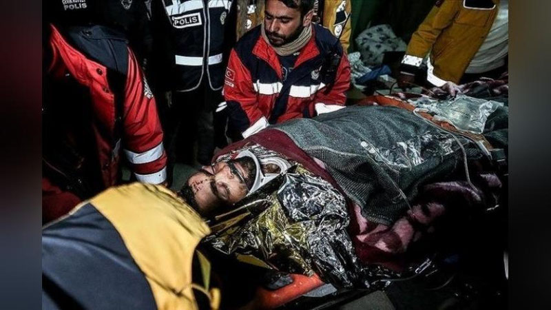 'Turkiyada 12 kun vayronalar ostida qolgan 45 yoshli erkak tirik holda qutqarildi (video)'ning rasmi