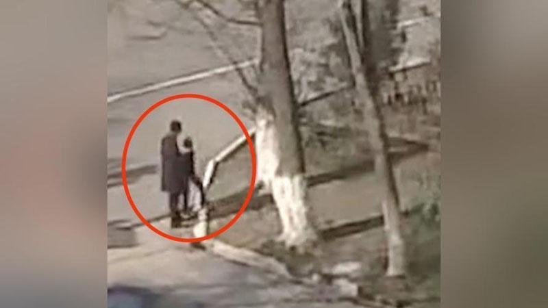 'Toshkentda noma`lum shaxs bolani maktab hududidan sudrab olib ketmoqchi bo`ldi (video)'ning rasmi