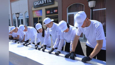 '80 kg go`shtdan 100 dan ortiq oshpaz tayyorlagan 80 metrlik mega lavash Namanganda sayil mehmonlariga bepul tarqatildi  (foto)'ning rasmi