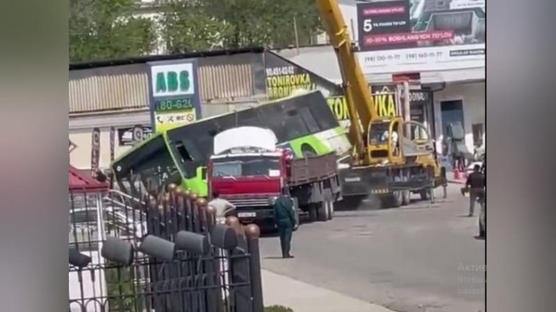 'Samarqandda avtobus krandan tushib ketdi (video)'ning rasmi
