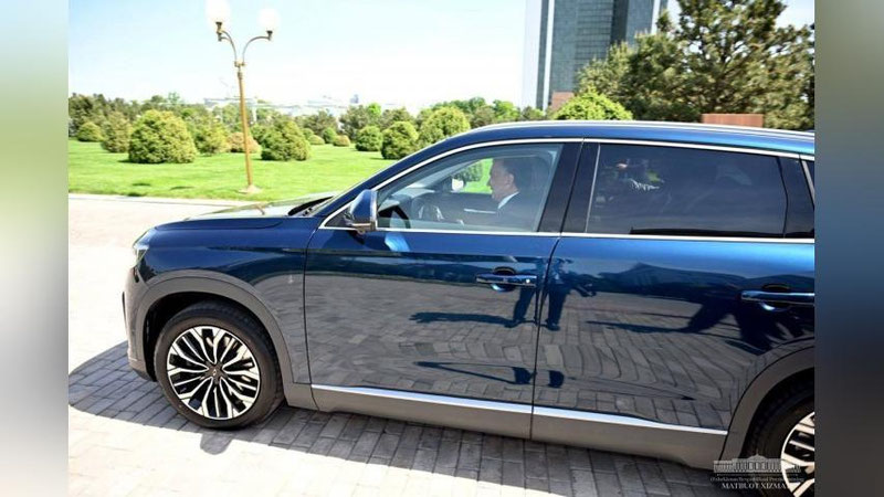 'Shavkat Mirziyoev Turkiya prezidenti sovg`a qilgan elektromobilni haydab ko`rdi (video)'ning rasmi
