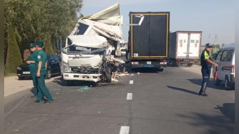 'Namanganda ikki yuk mashinasi bir-biri bilan to`qnashdi'ning rasmi