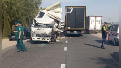 'Namanganda ikki yuk mashinasi bir-biri bilan to`qnashdi'ning rasmi