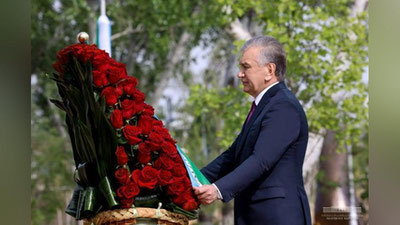 'Prezident “Matonat madhiyasi” yodgorligiga gulchambar qo`ydi (foto)'ning rasmi