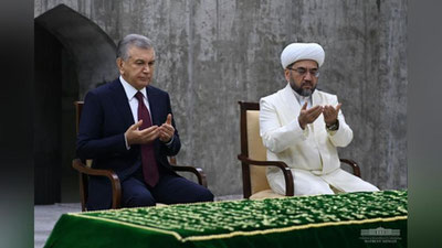 'Shavkat Mirziyoev Imom Buxoriy maqbarasini ziyorat qildi (foto)'ning rasmi
