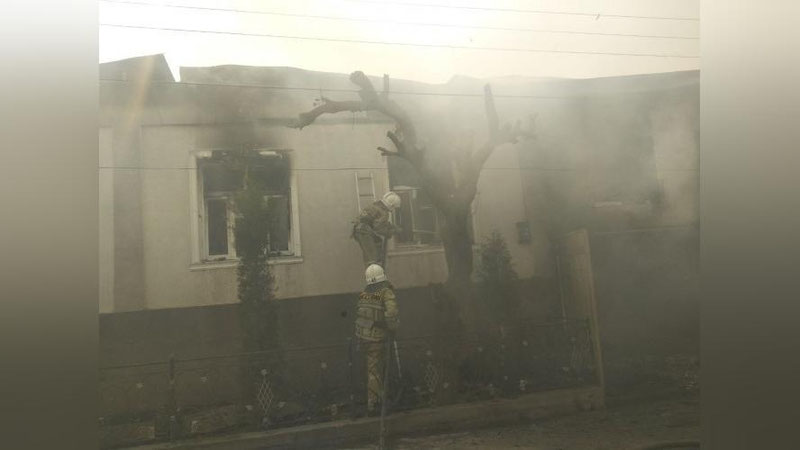 'Toshkent viloyatida uchta bir-biriga tutash uylar yonib ketdi'ning rasmi