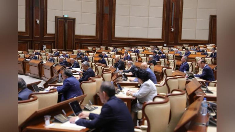 'Senat norasmiy bandlikni qisqartirishga qaratilgan qonunni ma`qulladi'ning rasmi