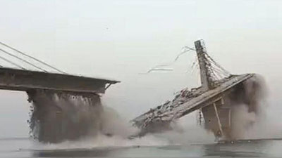 'Gang daryosi ustidan qurilayotgan ko`prik yana qulab tushdi'ning rasmi