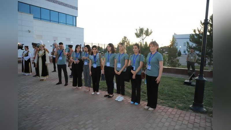 'Urganch xalqaro aeroporti Abu Rayhon Beruniy nomidagi Xalqaro kimyo olimpiadasi ishtirokchilarini kutib olishda davom etmoqda (foto)'ning rasmi
