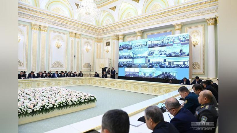 'Investisiya va tashqi ishlar vazirlarining barcha o`rinbosarlari “investisiya menejerlari” bilan birga 437 ta investor bilan amaliy ishlarni boshlab, 3 mlrd dollar investisiya jalb qilishlari shart'ning rasmi