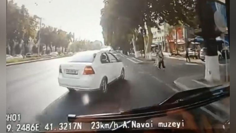'Toshkentda elektrobus haydovchisi keskin tormoz bergani oqibatida yo`lovchilardan biri yiqilib, shifoxonaga olib ketildi'ning rasmi