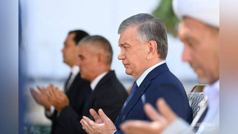 'Shavkat Mirziyoev Buxoroga tashrifni Naqshband maqbarasini ziyorat qilishdan boshladi (foto)'ning rasmi