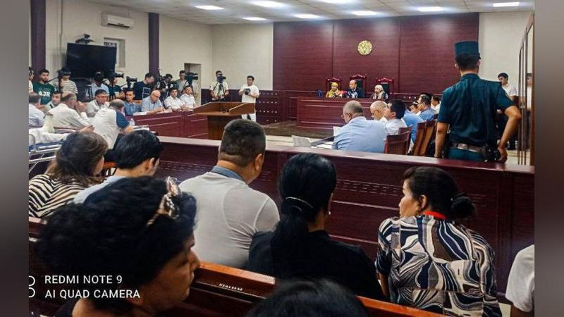 '"Dok 1- Maks" ichib, farzandi halok bo`lgan ota ayblanuvchilarga o`lim jazosi berilishini so`ramoqda'ning rasmi