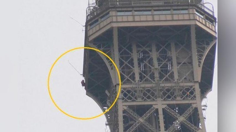 'Parijda odamlar Eyfel minorasidan evakuasiya qilindi'ning rasmi