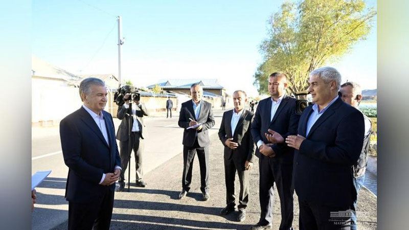 'Prezident Sariosiyodagi mahallaga tashrif buyurib, aholi bilan suhbatlashdi'ning rasmi