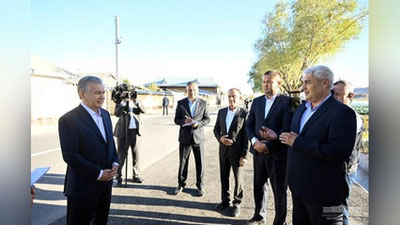 'Prezident Sariosiyodagi mahallaga tashrif buyurib, aholi bilan suhbatlashdi'ning rasmi