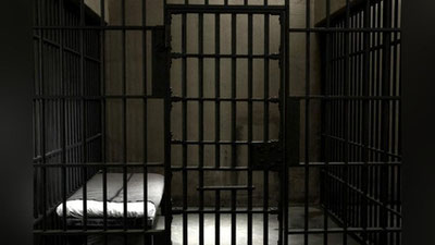 '"Marhumning noodatiy xatti-harakatlari sababli muassasadagi boshqa mahkumlar u bilan bir kamerada o`tirishni istamagan"'ning rasmi