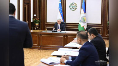 'Prezident investisiya siyosatini amalga oshirish hamda energetika tizimida qayta tiklanuvchi energiya quvvatlari ulushini ko`paytirish bo`yicha 2023 yilda qilingan ishlar va 2024 yilga mo`ljallangan rejalar taqdimoti bilan tanishdi'ning rasmi