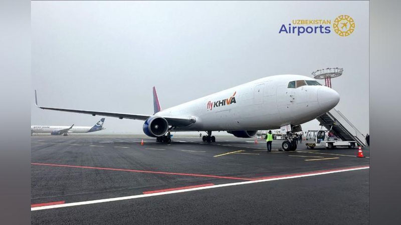 'Toshkent xalqaro aeroportiga "Fly Khiva" aviakompaniyasining birinchi samolyoti qo`ndi'ning rasmi
