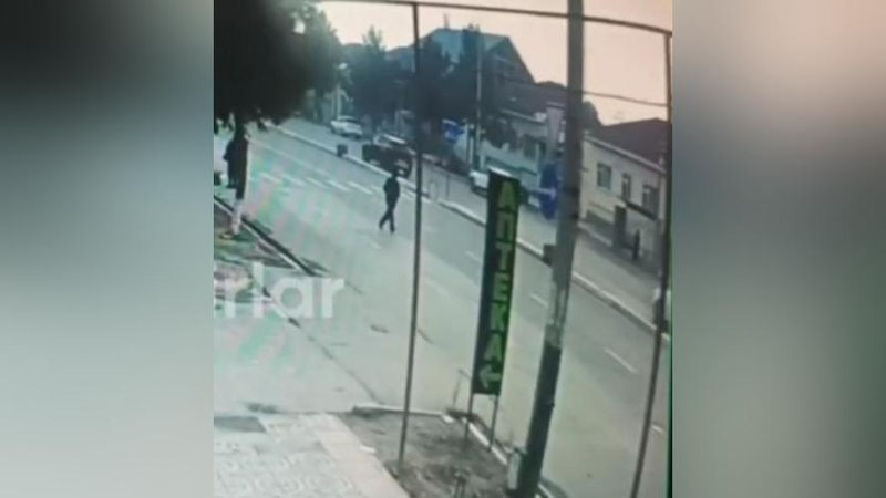 'Andijonda Gentra haydovchisi 77 yoshli otaxonni urib, uchirib yubordi. Erkak vafot etdi (video)'ning rasmi