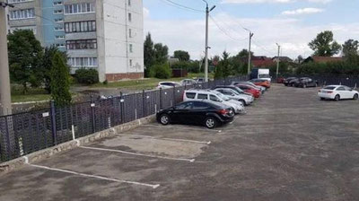 'O`zbekistonda ko`p qavatli uylarning tutash qismida avtomashinalar uchun to`xtab turish joylari quriladi'ning rasmi