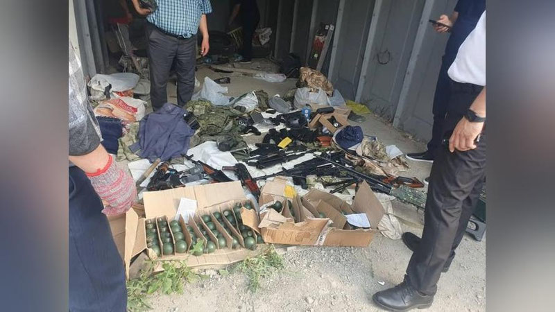 'Qirg`izistonda sakkiz kishidan iborat jinoiy guruh ushlandi. Ular katta miqdorda qurol-yarog` saqlagan'ning rasmi