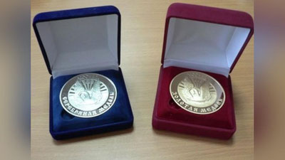 'Iqtidorli maktab bitiruvchilari oltin va kumush medallar bilan taqdirlanadi 'ning rasmi