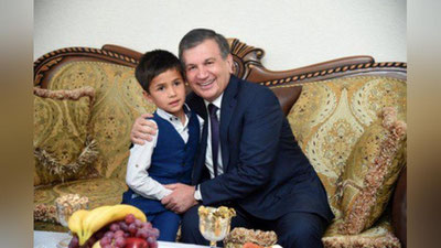 '​Шавкат Мирзиёев Бўз туманидаги хонадонлардан бирида меҳмон бўлди'ning rasmi