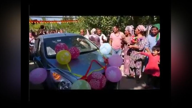 'Bir kunda yarim tonna paxta tergan ayolga Spark sovg`a qilishdi'ning rasmi