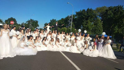 Изрображение 'ТАШКЕНТ ВСТРЕТИЛ ПАРАД НЕВЕСТ (ФОТО)'